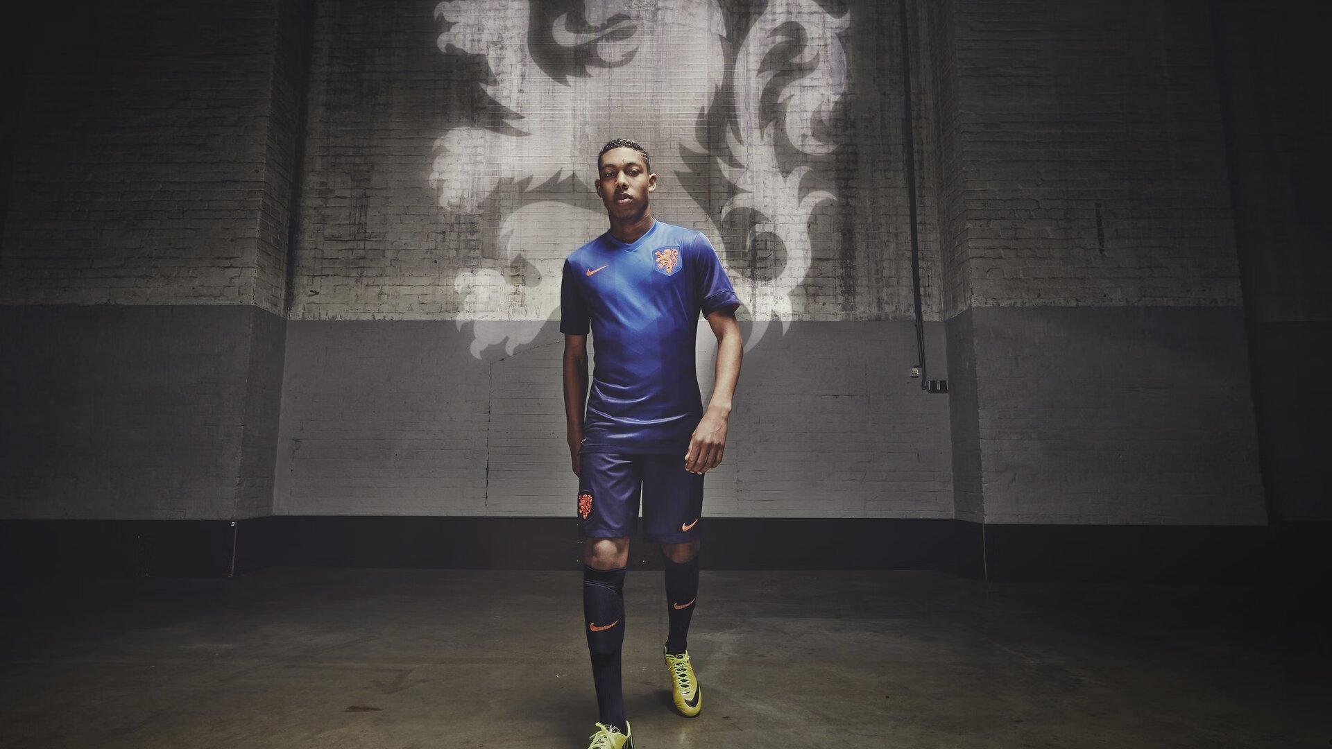 昔日爱将重逢!弗里克赛后与阿方索-戴维斯温情互动,师徒情谊引热议