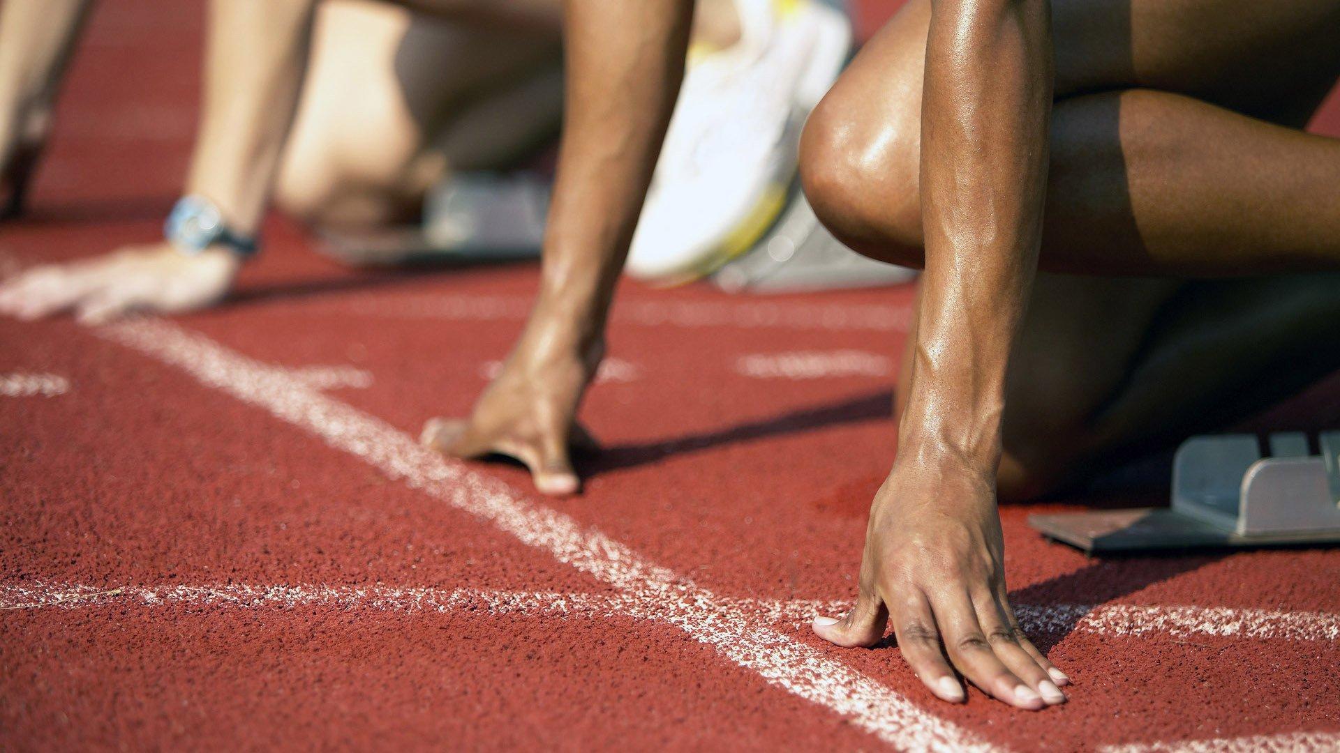 队友观赛世界杯引热议，小莫揭秘费城往事，替补席上的神秘离席者是谁？